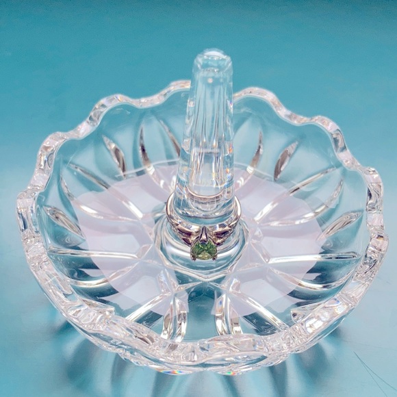 Gorgeous Vintage Silver Ring with Green Gemstone - Picture 3 of 9